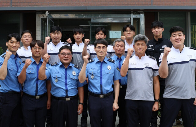 동해해양경찰서 울릉파출소를 방문 이관표소장과 직원들을 격려하고 화이팅을 외치를 김성종 청장