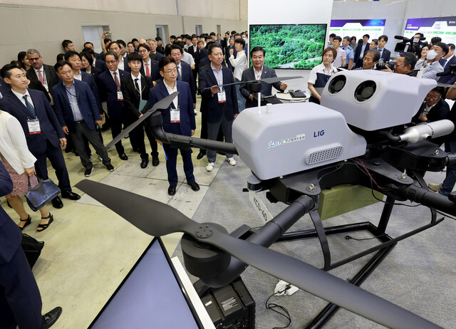 2023 경상북도 항공방위물류 박람회가 6일 구미시 산동읍 구미코에서 개막했다. 이철우 지사, 김장호 시장, 안주찬 시의회 의장, 박칠호 공군군수사령관, 천르뱌오 주부산중국총영사 등 내빈들이 대형 군사 작전용 드론을 관람하고 있다. /이용선기자 photokid@kbmaeil.com