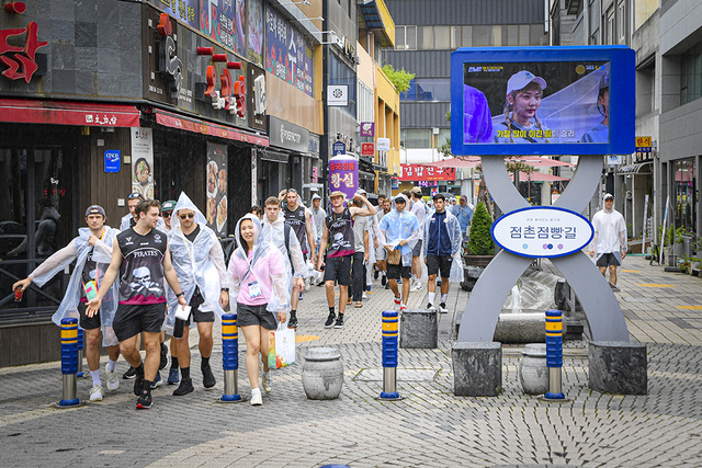 국제대학 배구대회에 참가한 선수들이 문경 문화 체험행사 프로그램을 체험하고 있다.