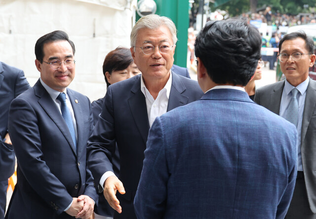 문재인 전 대통령이 입원 중인 더불어민주당 이재명 대표를 만나러 19일 오후 서울 중랑구 녹색병원에 들어서며 민주당 의원들과 인사를 나누고 있다./연합뉴스