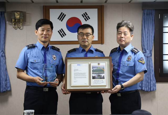IMO 바다의 의인상 수상 기념사진(왼쪽 김성조 경감 3016함 부장, 가운데 오영택 경정 3016함 함장, 유충근 총경 동해해경서장/동해해경제공