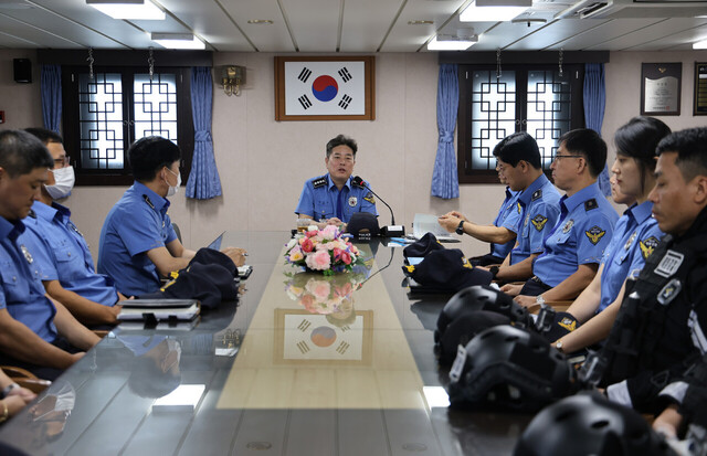 유충근 동해해경서장이 3016함 경비함정 방문 직원 격려 모습 /동해해경제공
