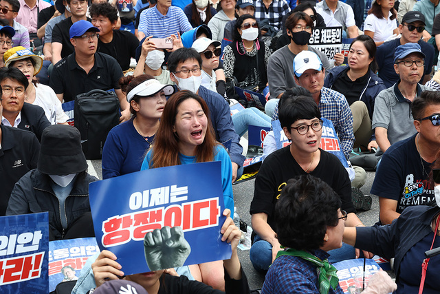 더불어민주당 이재명 대표 체포동의안이 가결된 21일 오후 서울 영등포구 국회 앞에서 이 대표 지지자들이 탄식하고 있다.  /연합뉴스