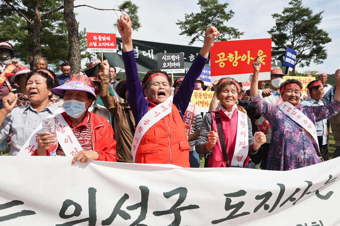 의성군 비안면 이주지역대책위원회와 신공항 편입 지역주민 150여 명도 경북도청에서 경북도의 역할부재 규탄 및 생존권 사수를 위한 집회를 열고 있다./의성군 제공