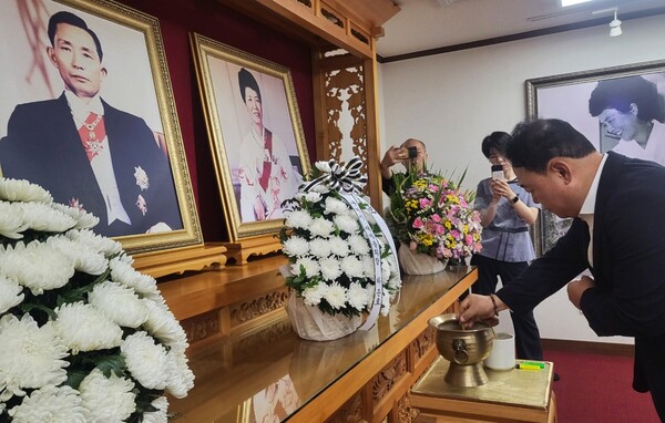 22일 박정희 대통령 생가 추모관에서 하준호 구미시새마을회장이 헌향하고 있다./김락현기자