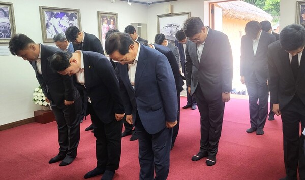 22일 박정희 대통령 생가 추모관에서 구미시청년새마을연대 회원들이 묵념을 하고 있다./김락현기자