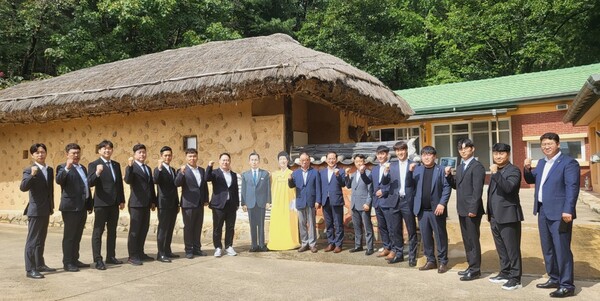 22일 박정희 대통령 생가를 방문한 구미시청년새마을연대 회원들이 기념촬영을 하고 있다./김락현기자