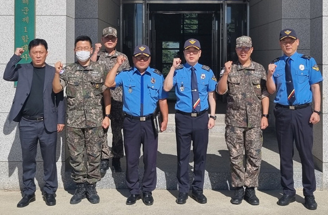 울릉도 해군118전대를 방문 긴밀한 협력체계를 협의하고 화이팅을 외치고 있다/ 동해해경제공