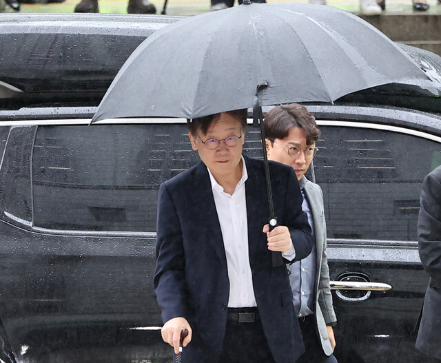 더불어민주당 이재명 대표가 26일 오전 서초구 서울중앙지법에서 열리는 구속 전 피의자 심문(영장심사)을 받기 위해 차에서 내려 법정으로 향하고 있다./연합뉴스