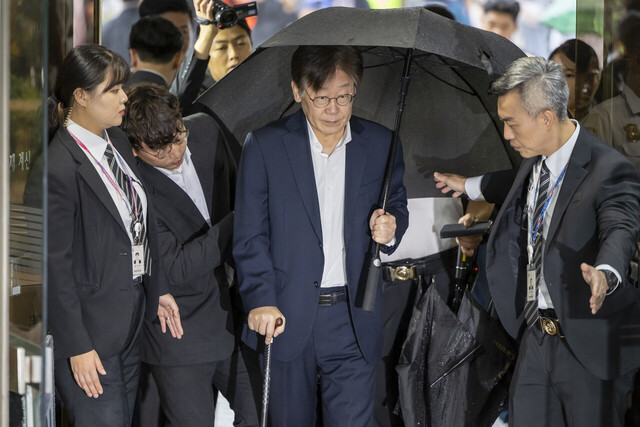 더불어민주당 이재명 대표가 26일 오전 서초구 서울중앙지법에서 열리는 구속 전 피의자 심문(영장심사)을 받기 위해 차에서 내려 법정으로 향하고 있다. /연합뉴스