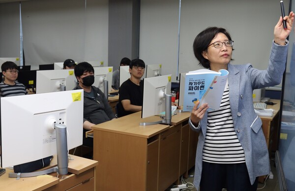 박은경 교수 수업 모습./구미대 제공