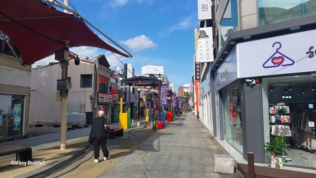 포항 중앙상가는 야시장 개장 당시에는 엄청난 인파로 붐볐으나 야시장 종료 후에는 다시 썰렁해졌다. ​​​​​​​/이시라기자