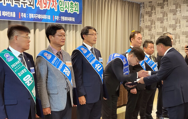 강종화 선거관리위원장이 문상필 당선자에게 당선증을 전달하고 있다.