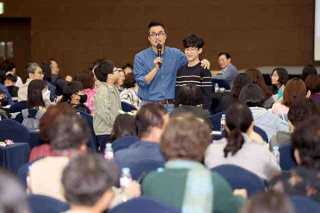 강연회에 참석한 초등학생들 곁으로 다가가 다정하게 이야기를 나누는 최태성 강사.
