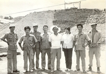 천마총 발굴 조사팀(왼쪽부터 남시진, 지건길, 최병현, 박지명, 김정기, 소성옥, 김동현, 윤근일).