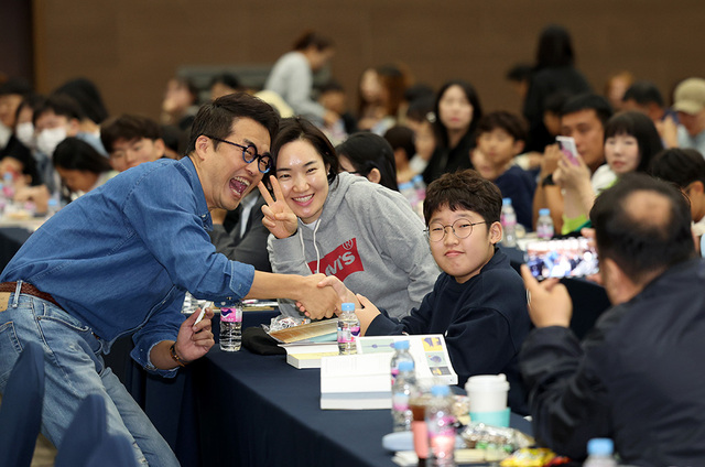 역사 강의로 최고의 인기를 끄는 최태성 강사의 경주의 재발견 강연회가 7일 오전 경주 화백 컨벤션 센터 컨벤션홀에서 ‘신라의 삼국통일 무열왕과 김유신의 시대’를 주제로 열렸다. 최태성 강사가 강연회 시작 전에 시민들과 기념촬영하고 있다.  /이용선기자 photokid@kbmaeil.com