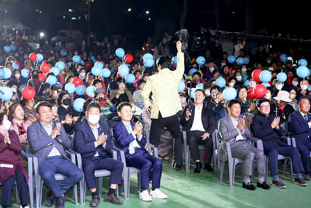 고령 낙동강 7경 문화한마당에서 미스터 트롯 출신 고령의 아들 강태풍이 객석까지 내려가 강남스타일을 부르며 흥을 돋우고 있다.