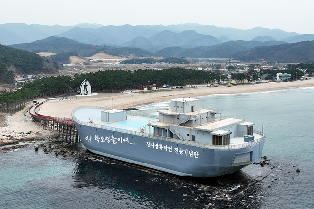 장사상륙작전 당시 학도병들을 태웠던 LST 문산호가 전시된 장사해수욕장.