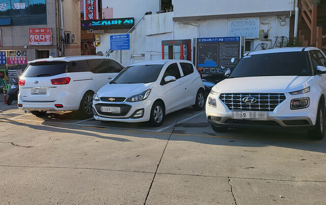 울릉농협 저동지점 앞 광장 주민들이 이 곳에 주차하기는 거의 블가능한 장소에 렌터카가 점령했다.