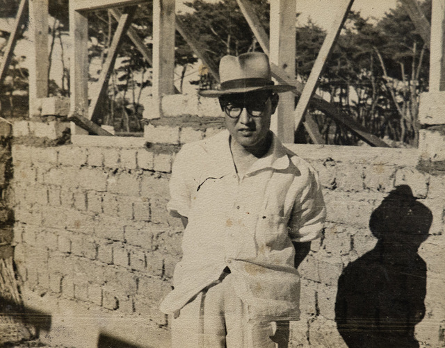 해아중학교(현 청하중) 공사 현장에서 최원수 의원(6·25 전쟁 직후).