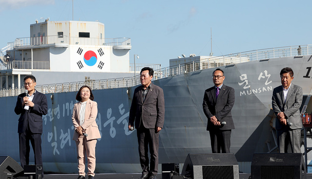 왼쪽부터 김동희 영덕부군수, 김지현 경북 남부 보훈지청장, 손덕수 군의회 의장, 황재철 도의원, 최윤채 본지 사장이 인사말하고 있다.