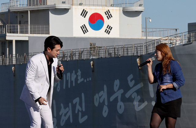 듀엣 가수 최성과 서후가 폭발적인 가창력으로 무대를 꾸미고 있다.