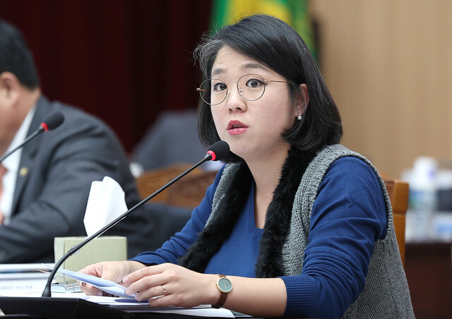 기본소득당 용혜인 의원이 23일 대구시청 산격청사에서 열린 국회 행정안전위원회의 대구시에 대한 국정감사에서 질의하고 있다. /연합뉴스