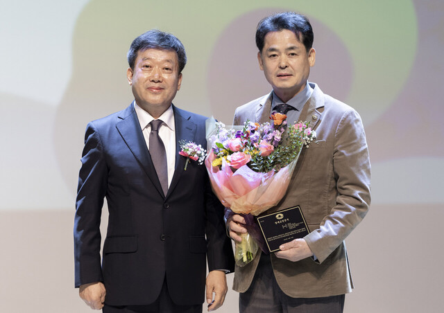 울릉군 명예군민증을 받은 길종성 독도사랑회 중앙회장