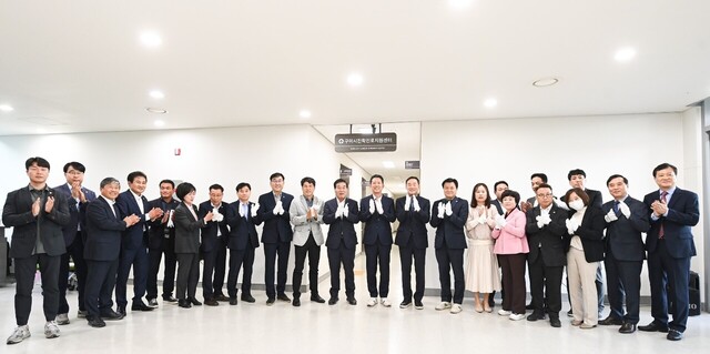 박수치는 개소식 참석자들. /구미시제공