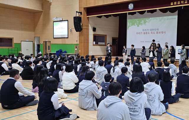 박기태 단장이 울릉중학교에서 학생들에게 글로벌 울릉도 홍보에 대해 설명하고 있다 /울릉군제공