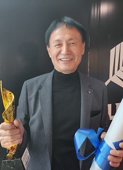 문신구 영화감독이  영화 ‘2퍼센트’로 지난 28일 뉴질랜드 오클랜스 스카이 시티극장에서 열린‘2023 뉴질랜드 아시아태평양영화제’감독상을 수상한 뒤 기념촬영하고 있다. /문신구 영화감독 제공