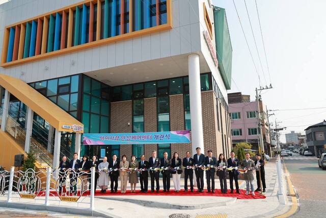 지난 26일 아이사랑 안심케어센터 개관식에 참석한 지역 기관단체장들이 테이프 커팅을 하공 있다. /예천군제공.