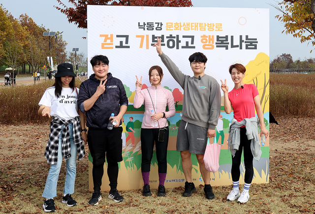 4.8km 코스 걷기를 완주한 참가자들이 인증 사진을 찍고 있다.  /이용선기자 photokid@kbmaeil.com
