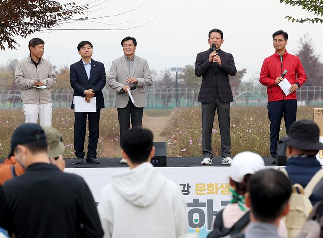 왼쪽부터 최윤채 경북매일신문 사장, 김용현 도의원, 김영태 시의원, 김장호 시장, 김영식 국회의원이 인사말을 하고 있다.  /이용선기자 photokid@kbmaeil.com
