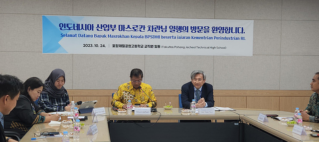 24일 마스로칸 인도네시아 산업인력개발청장과 이성열 포철공고 교장이 인사말을 하고 있다.