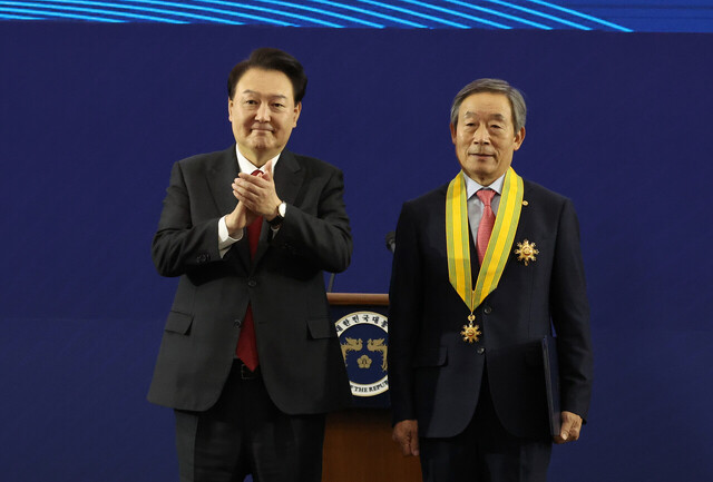 윤석열 대통령이 7일 대구 엑스코에서 열린 2023년 바르게살기운동 전국회원대회에서 홍성근 바르게살기운동 대구광역시협의회 회장에게 국민훈장 모란장을 수여하고 있다. /대통령실통신사진기자단