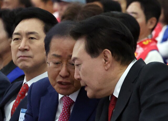 윤석열 대통령이 7일 대구 엑스코에서 열린 2023년 바르게살기운동 전국회원대회에서 홍준표 대구 시장과 대화하고 있다. 왼쪽은 국민의힘 김기현 대표. /대통령실통신사진기자단