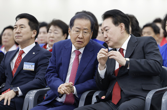 윤석열 대통령이 7일 대구시 북구 엑스코에서 열린 ‘바르게 살기운동 전국회원대회’에 참석해 홍준표 대구시장과 대화를 나누고 있다.  /이용선기자