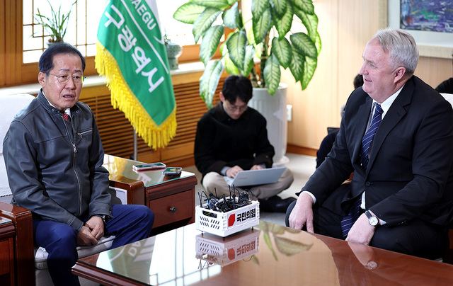 8일 오전 대구를 방문한 인요한 국민의 힘 혁신위원장이 대구시청 산격청사 접견실에서 홍준표 대구시장과 면담하고 있다. /이용선기자 photokid@kbmaeil.com