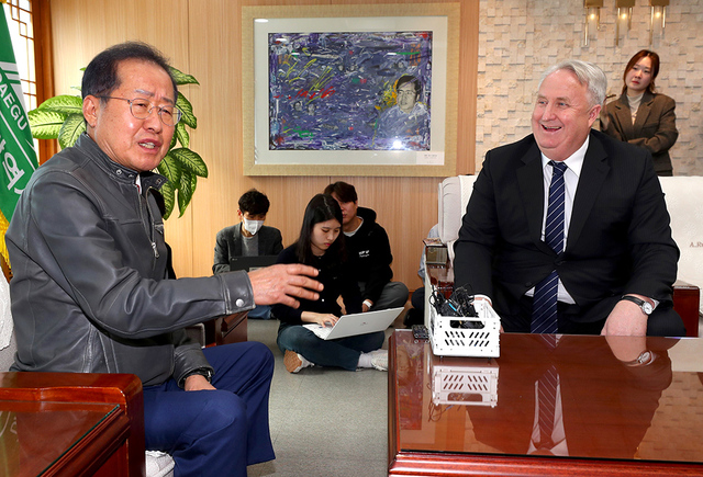 8일 오전 대구를 방문한 인요한 국민의 힘 혁신위원장이 대구시청 산격청사 접견실에서 홍준표 대구시장과 면담하고 있다. /이용선기자 photokid@kbmaeil.com
