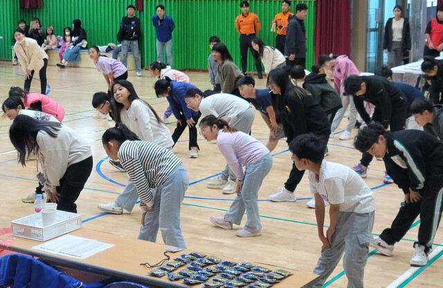 학교에서 체육활동을 하고 있는 학생들.