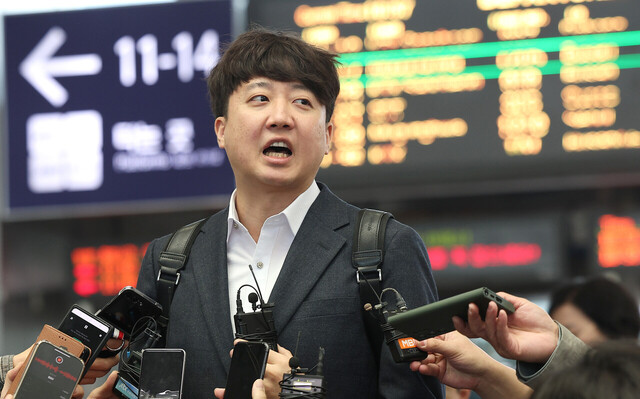 이준석 전 국민의힘 대표가 9일 동대구역에서 취재진의 질문에 답하고 있다./연합뉴스