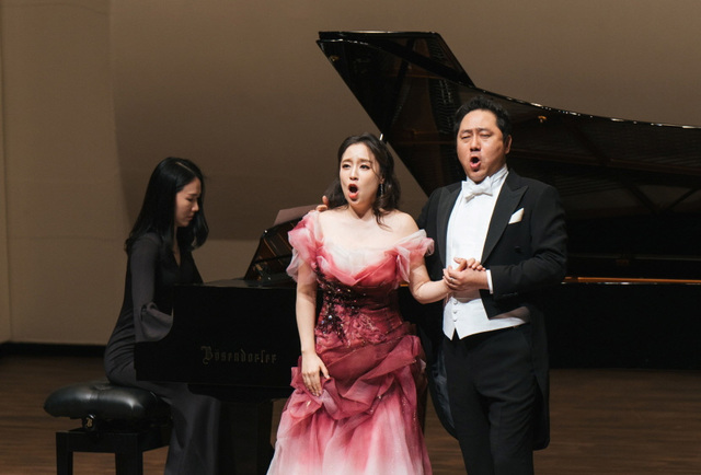 ‘2023 포항음악제’ 아티스트 포항 공연에서 소프라노 김예은과 테너 이규철이 공연하고 있다   /포항문화재단 제공