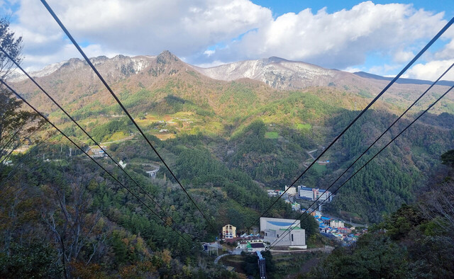 말잔등(해발 967m)오른쪽 높은산 등 먼산에 눈이 쌓인 모습 /독자제공