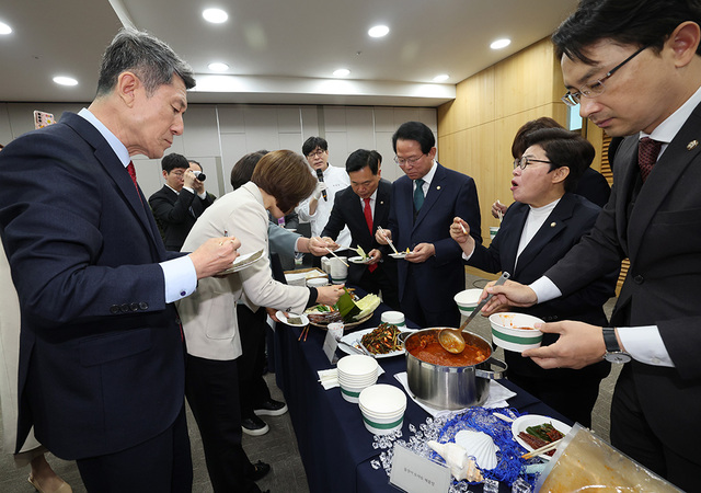 포항시가 주최하고 경북매일신문이 주관한 ‘2023 포항을 맛보다! 포항 구룡포 과메기&영일만 검은 돌장어 서울 홍보 행사’가 13일 오전 국회의원회관 1세미나실에서 열렸다. 이강덕 시장, 김병욱 의원과 국민의 힘 의원들이 다양한 과메기 요리를 맛보고 있다.  /이용선기자 photokid@kbmaeil.com