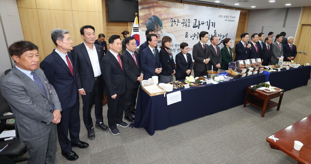 포항시가 주최하고 경북매일신문이 주관한 ‘2023 포항을 맛보다! 포항 구룡포 과메기&영일만 검은 돌장어 서울 홍보 행사’가 13일 오전 국회의원회관 1세미나실에서 열렸다. 김기현 국민의 힘 대표가 인사말을 하고 있다. /이용선기자 photokid@kbmaeil.com