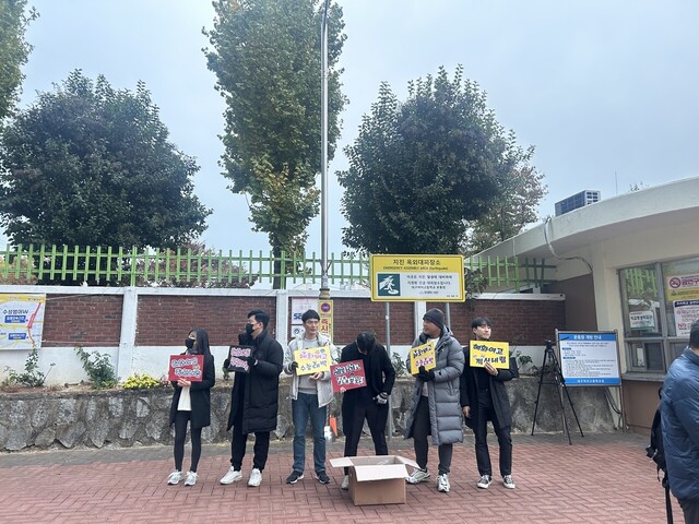 24지구 제14시험장인 대구여자고등학교 앞에서 혜화여고 교사들이 응원 피켓을 들고 학생들을 격려 중이다. /안병욱인턴기자 eric4004@kbmaeil.com　