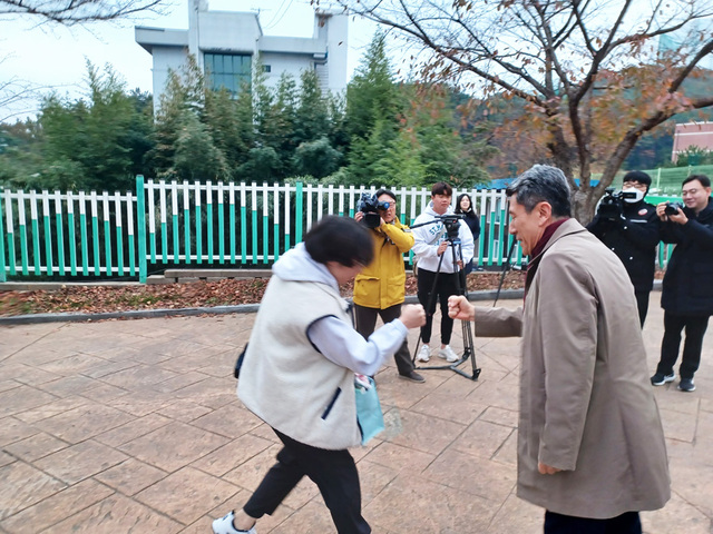 이강덕 포항시장이 포항 이동고 교문앞에서 수험생들을 응원하고 있다.  /이시라기자