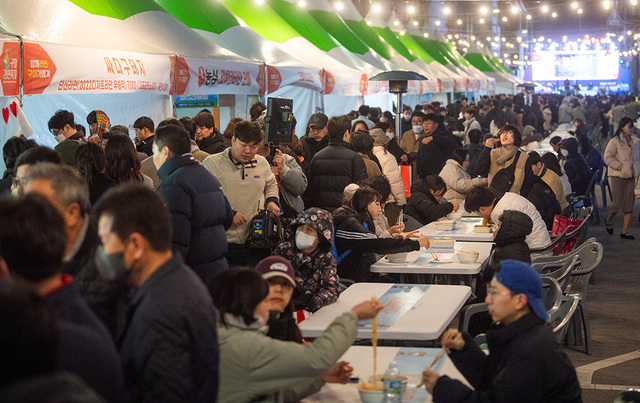 구미라면축제장을 찾은 방문객들이 라면을 먹고 있다. /구미시 제공