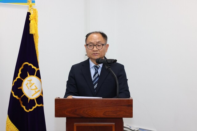 봉화선관위 길현도 지도계장이 제22대 국회의원선거 관련 공직선거법을 교육하고 있다.
